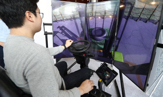 7일 오후 서울 강남구 코엑스에서 열린 '제11회 인적자원개발 콘퍼런스'에서 한 관람객이 지게차 시뮬레이터를 체험하고 있다.